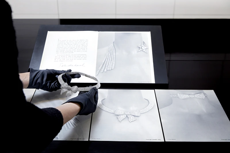 《Bijoux de Diamants》鑽石珠寶系列「Noeud」項鍊及「Franges」項鍊與手鍊，照片中文件出自 1932 年原版新聞資料及當時Robert Bresson 所拍攝的典藏照片，由香奈兒腕錶暨高級珠寶文化資產部門典藏
