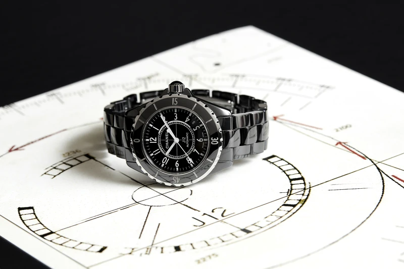 2000 年首款 J12 腕錶。