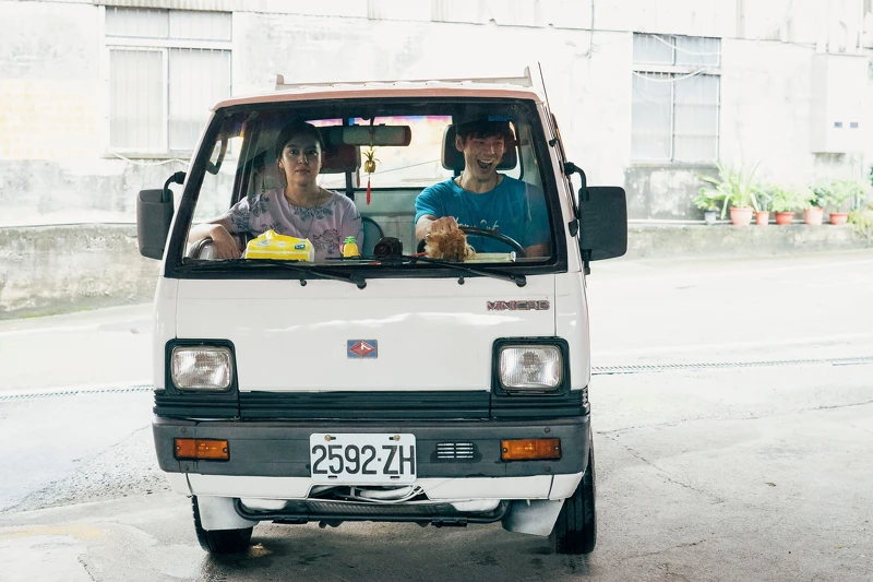 劉品言（左）和林柏宏（右）在電影《莎莉》中飾演姐弟