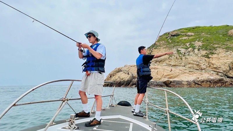 《二呆流浪記》朱軒洋一圓海釣夢，曾敬驊釣大魚落空自嘲很白癡