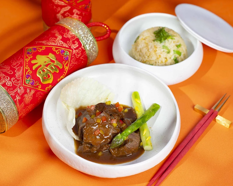 台北遠東香格里拉 新春限定夢幻酒吧Dream Bar 節慶主菜「中式澳洲和牛面頰肉佐干貝炒飯」1,088元。