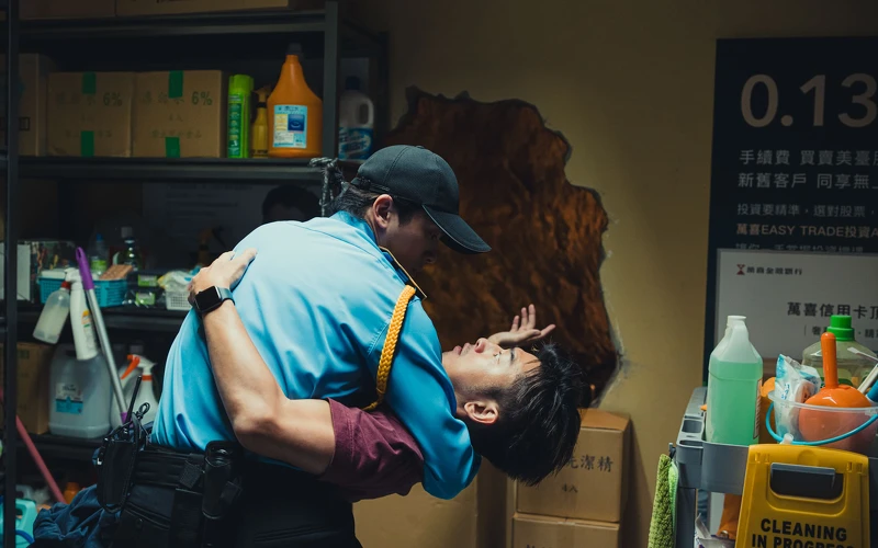 《還錢》電影主題曲〈掏空〉MV一開頭就是林哲熹抱住陳柏霖深情對望，曖昧BL腐味超吸睛