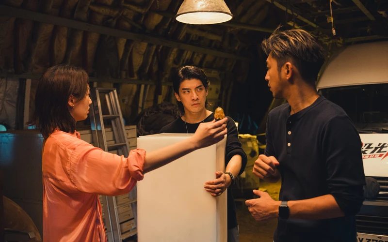 林哲熹（中）在《還錢》醋罈子爆發，狠狠瞪著陳柏霖（右）和蔡思韵，笑料百出