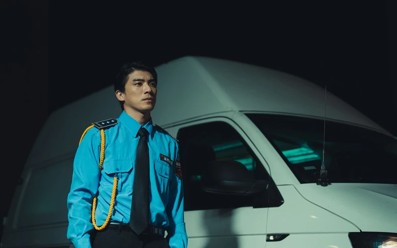 林哲熹在《還錢》中注視著陳柏霖的一舉一動，經常撂話「為了兄弟，我可以」