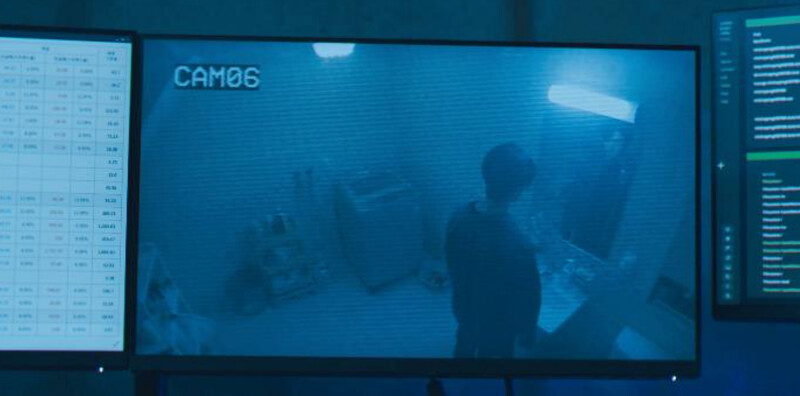 這是CCTV「0404錄影畫面」，鄭進灣走到廁所裡，從鏡子裡看到鄭進灣對著天花板的CCTV給了眼神，從此監視器斷了畫面，應該是蒙面男Brother故意切掉後面偽裝自殺的過程