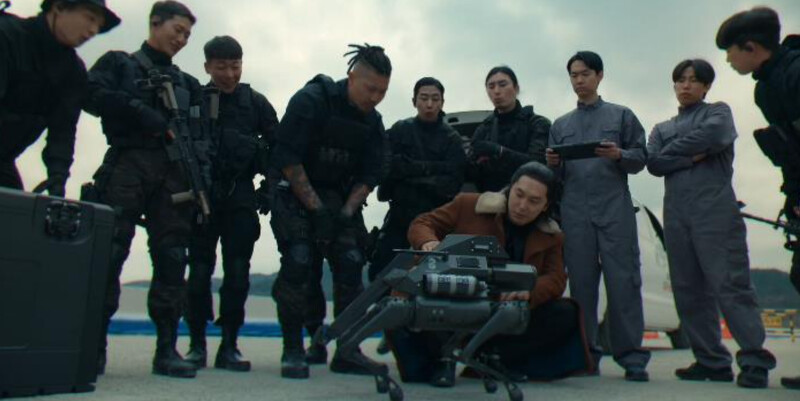 李聖祖(蹲者)覺得”家裡沒大人”，能輕鬆殺掉鄭智安，沒想到陷入空城計