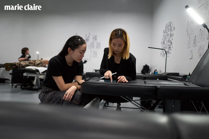 目前他開始使用機器在配合的工作室執業。 目前他開始使用機器在配合的工作室執業。