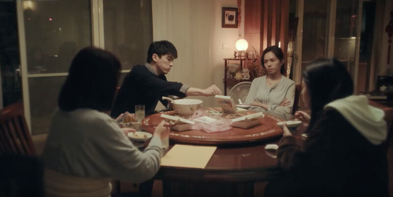 家庭會議上媽媽宣布要離婚。 家庭會議上媽媽宣布要離婚。