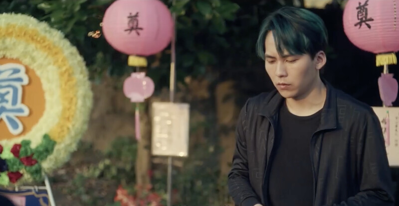 李嶽忙碌於奶奶的喪禮。 李嶽忙碌於奶奶的喪禮。