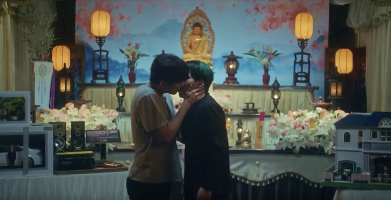 邱宥森與李嶽兩人在靈堂前激吻。 邱宥森與李嶽兩人在靈堂前激吻。