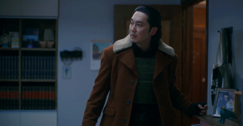 李聖祖一邊找鄭智安,一邊說著和鄭進灣的過去,因此激化了鄭智安 李聖祖一邊找鄭智安,一邊說著和鄭進灣的過去,因此激化了鄭智安