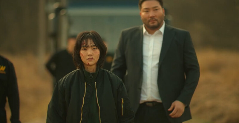 鄭智安與身後的胖叔叔走出家院看誰來了 鄭智安與身後的胖叔叔走出家院看誰來了