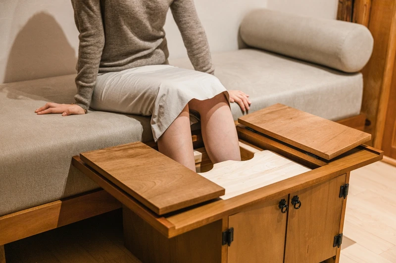 茶几下設有足浴槽。Photo by Yoon Taehoon @_yoonic 茶几下設有足浴槽。Photo by Yoon Taehoon @_yoonic