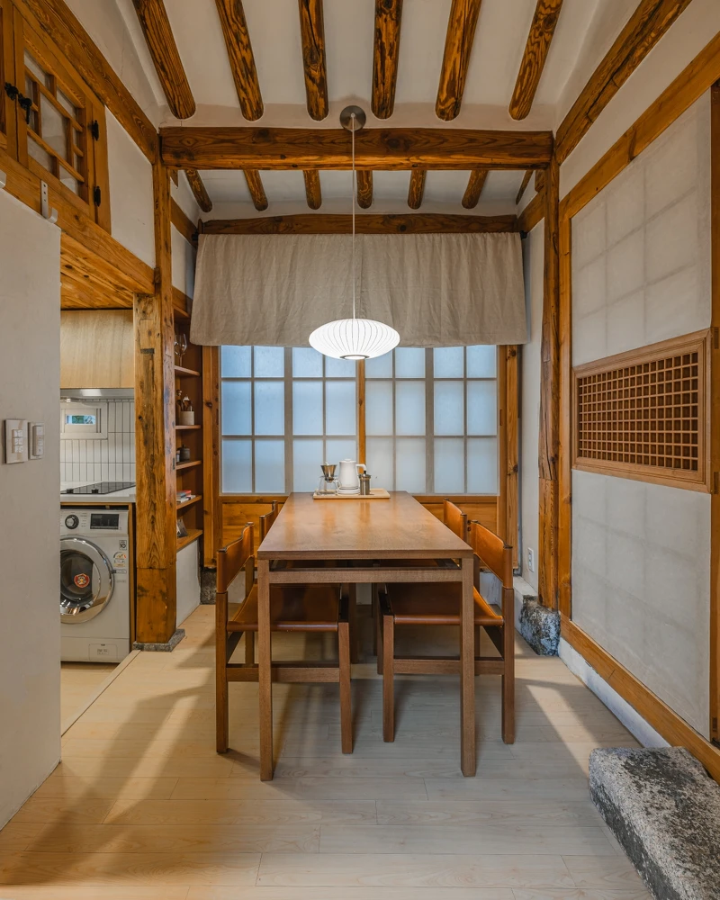 小巧而精緻餐廳、廚房連結在一起。Photo by Yoon Taehoon @_yoonic 小巧而精緻餐廳、廚房連結在一起。Photo by Yoon Taehoon @_yoonic