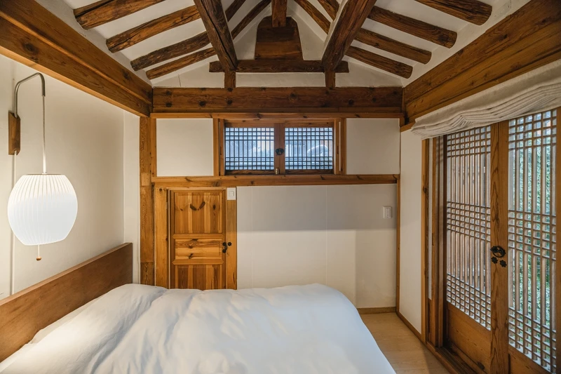 舒適的臥室空間。Photo by Yoon Taehoon @_yoonic 舒適的臥室空間。Photo by Yoon Taehoon @_yoonic