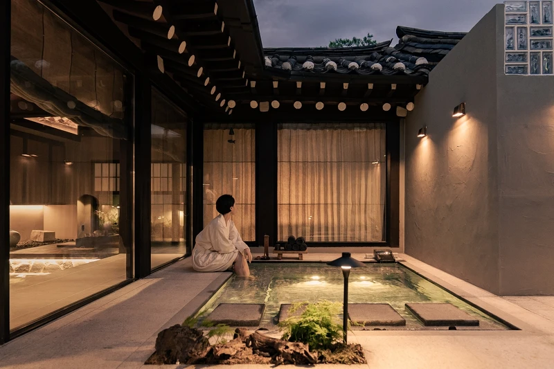 中庭空間特地設置了四季皆適用的露天冷/熱泉。Photo by SungMin Hong 中庭空間特地設置了四季皆適用的露天冷/熱泉。Photo by SungMin Hong