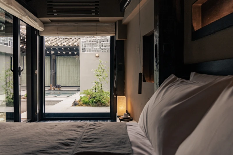 可望向中庭的寢室。Photo by SungMin Hong 可望向中庭的寢室。Photo by SungMin Hong