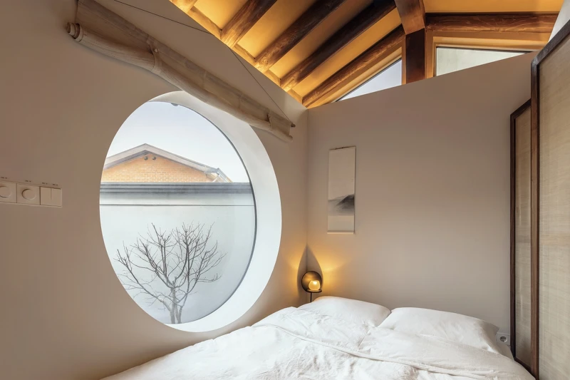 床鋪旁的則搭配經典圓窗,帶來庭園中的早晚光影變化。Photo by Texture on Texture 床鋪旁的則搭配經典圓窗,帶來庭園中的早晚光影變化。Photo by Texture on Texture
