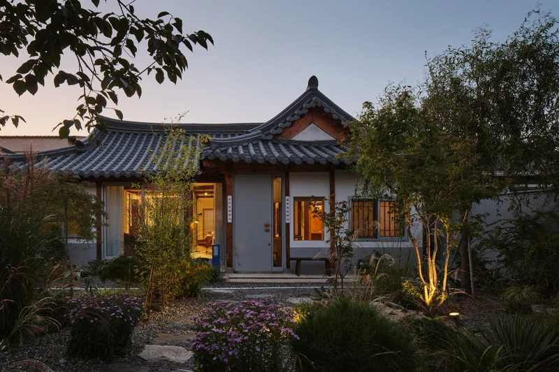 Hanok SIHOIL 原是韓國美術史學者崔淳雨老師的故居。Photo by Kim Dongkyu Hanok SIHOIL 原是韓國美術史學者崔淳雨老師的故居。Photo by Kim Dongkyu