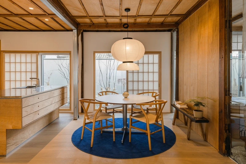 透過搶眼的藍色系地毯及小物則為空間增添色彩。Photo by Kim Dongkyu 透過搶眼的藍色系地毯及小物則為空間增添色彩。Photo by Kim Dongkyu