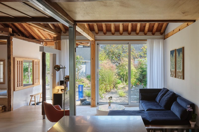 以韓紙、亞麻妝點開放式的現代化廚房與客廳空間。Photo by Kim Dongkyu 以韓紙、亞麻妝點開放式的現代化廚房與客廳空間。Photo by Kim Dongkyu