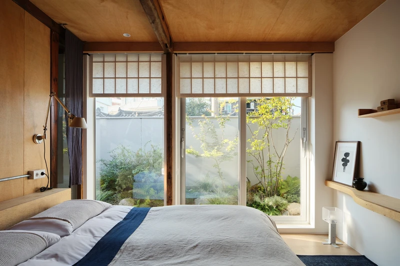 能觀看到庭院風景的臥室。Photo by Kim Dongkyu 能觀看到庭院風景的臥室。Photo by Kim Dongkyu