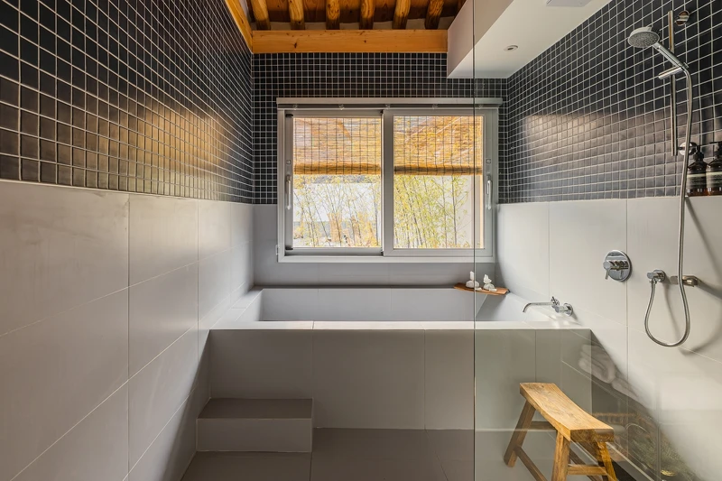 現代化的浴室空間,一樣有著藍色調作為裝飾。Photo by Kim Dongkyu 現代化的浴室空間,一樣有著藍色調作為裝飾。Photo by Kim Dongkyu