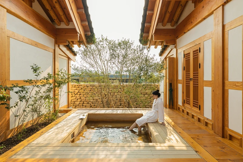 室外檜木浴缸。Photo by Taehoon Yoon 室外檜木浴缸。Photo by Taehoon Yoon