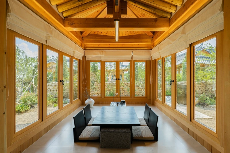 採光明亮的起居室。Photo by Taehoon Yoon 採光明亮的起居室。Photo by Taehoon Yoon