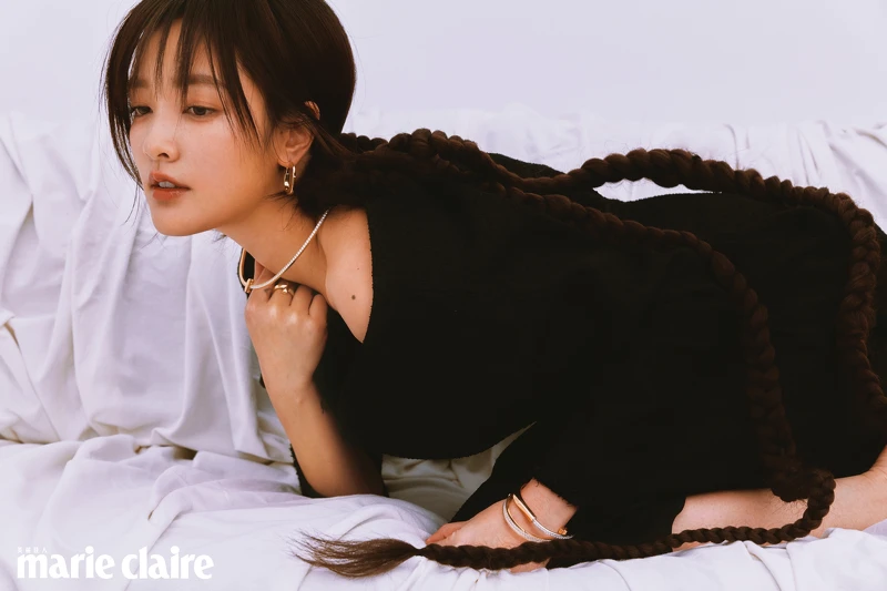 不對稱黑色洋裝,Dior;Lock 18K金耳環、T1 18K金鋪鑲鑽項鍊、18K金與白K金戒指&手環,all by Tiffany。 不對稱黑色洋裝,Dior;Lock 18K金耳環、T1 18K金鋪鑲鑽項鍊、18K金與白K金戒指&手環,all by Tiffany。