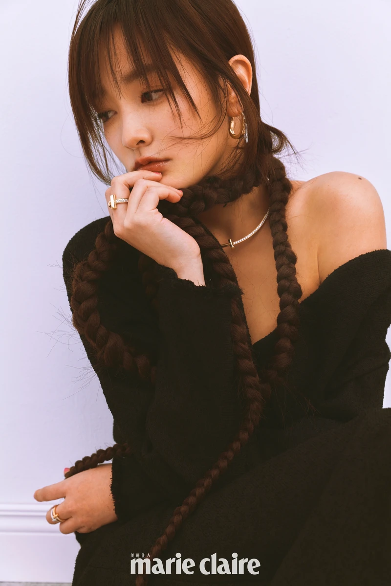 不對稱黑色洋裝,Dior;Lock 18K金耳環、T1 18K金鋪鑲鑽項鍊、18K金與白K金戒指,all by Tiffany。 不對稱黑色洋裝,Dior;Lock 18K金耳環、T1 18K金鋪鑲鑽項鍊、18K金與白K金戒指,all by Tiffany。