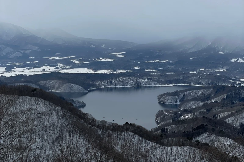 野尻湖和北神五山（妙高山、黑姬山、戶隱山、富士山、高妻山）。