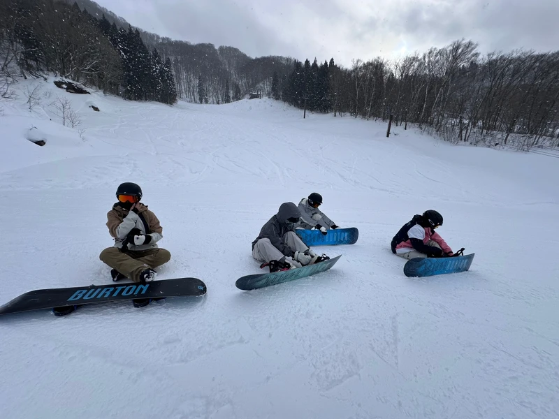 教練能按照每個人程度從正面、背面的基礎滑行再到轉彎技巧，一一指導上手。