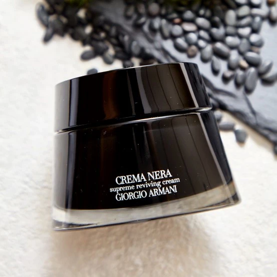 【黑曜岩新生奇蹟乳霜】50ml / NT$15,800 圖片出處：Armani Beauty