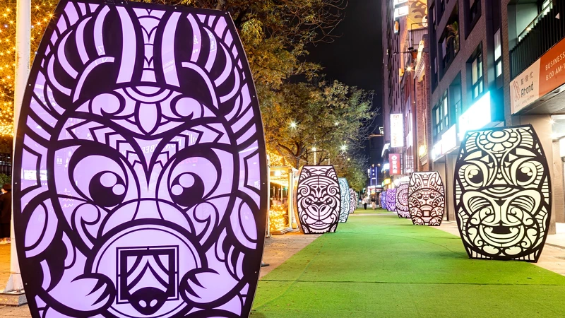 西門展區作品:A4畫十二,12座燈代表十二生肖,結合金屬雷雕工藝與刺青圖騰而成 西門展區作品:A4畫十二,12座燈代表十二生肖,結合金屬雷雕工藝與刺青圖騰而成