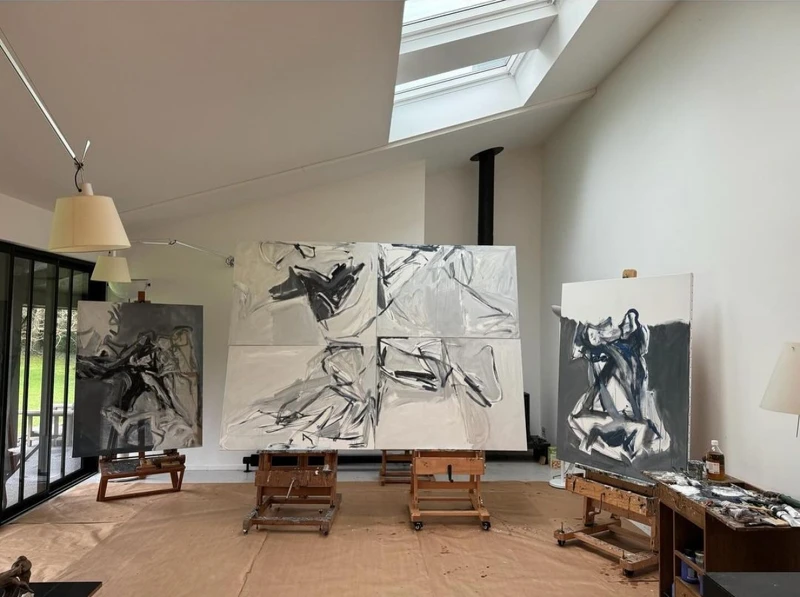 Bruno Moinard 擁有建築師、設計師、場景設計師和藝術家等多重專業。 Bruno Moinard 擁有建築師、設計師、場景設計師和藝術家等多重專業。