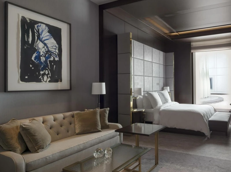 倫敦的三一廣場四季飯店展出他的作品。 倫敦的三一廣場四季飯店展出他的作品。