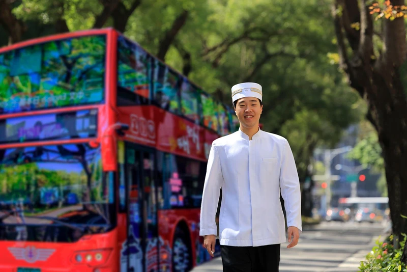 房客將可於晶華前方站牌搭乘「台北雙層觀光巴士」前往士林官邸,用嶄新的方式探索台北花季的繽紛燦爛 房客將可於晶華前方站牌搭乘「台北雙層觀光巴士」前往士林官邸,用嶄新的方式探索台北花季的繽紛燦爛