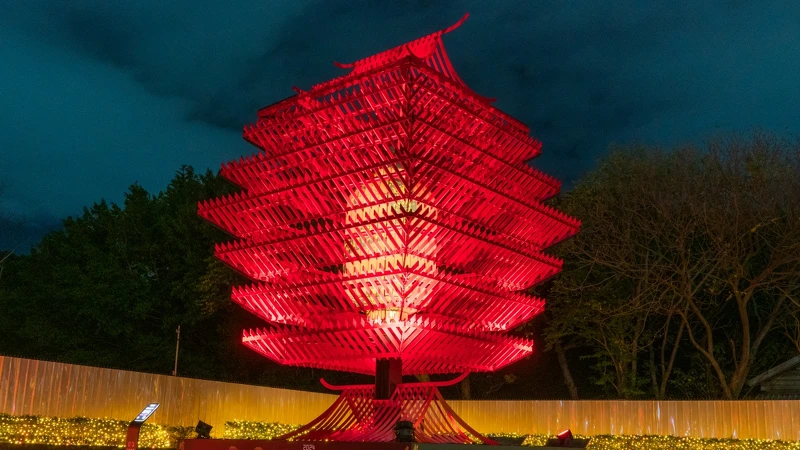 北門展區作品:C1圓方之間,由策展人劉治良與書法藝術家杜忠誥合作,以「古人以為天圓地方」靈感,用大型金屬結構包圍著寫著巨大「龍」字的燈籠,在以LED燈光製造出如心跳律動效果,也象徵著台北的生命力與活力。 北門展區作品:C1圓方之間,由策展人劉治良與書法藝術家杜忠誥合作,以「古人以為天圓地方」靈感,用大型金屬結構包圍著寫著巨大「龍」字的燈籠,在以LED燈光製造出如心跳律動效果,也象徵著台北的生命力與活力。