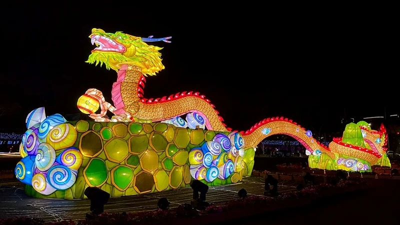 高鐵燈區主展區作品:山海合迎-迎賓廣場 高鐵燈區主展區作品:山海合迎-迎賓廣場