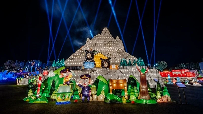 高鐵燈區主展區作品:台灣軌跡 高鐵燈區主展區作品:台灣軌跡