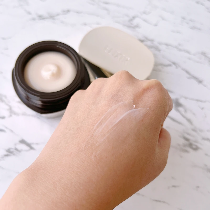 ELIXIR怡麗絲爾膠原緊V澎潤霜質地示意。 ELIXIR怡麗絲爾膠原緊V澎潤霜質地示意。