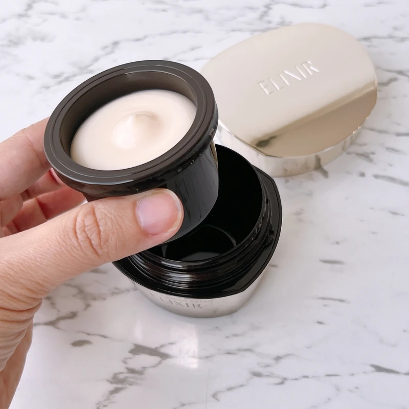 ELIXIR怡麗絲爾膠原緊V澎潤霜還有推出補充瓶。 ELIXIR怡麗絲爾膠原緊V澎潤霜還有推出補充瓶。