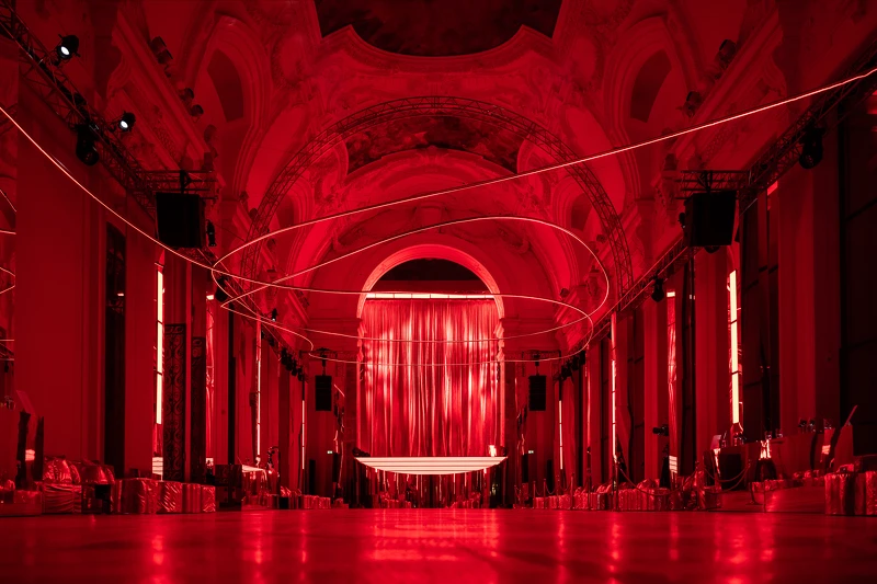 Cartier Trinity 系列誕生100週年慶祝活動，最終場選在巴黎小皇宮舉行盛大晚宴。