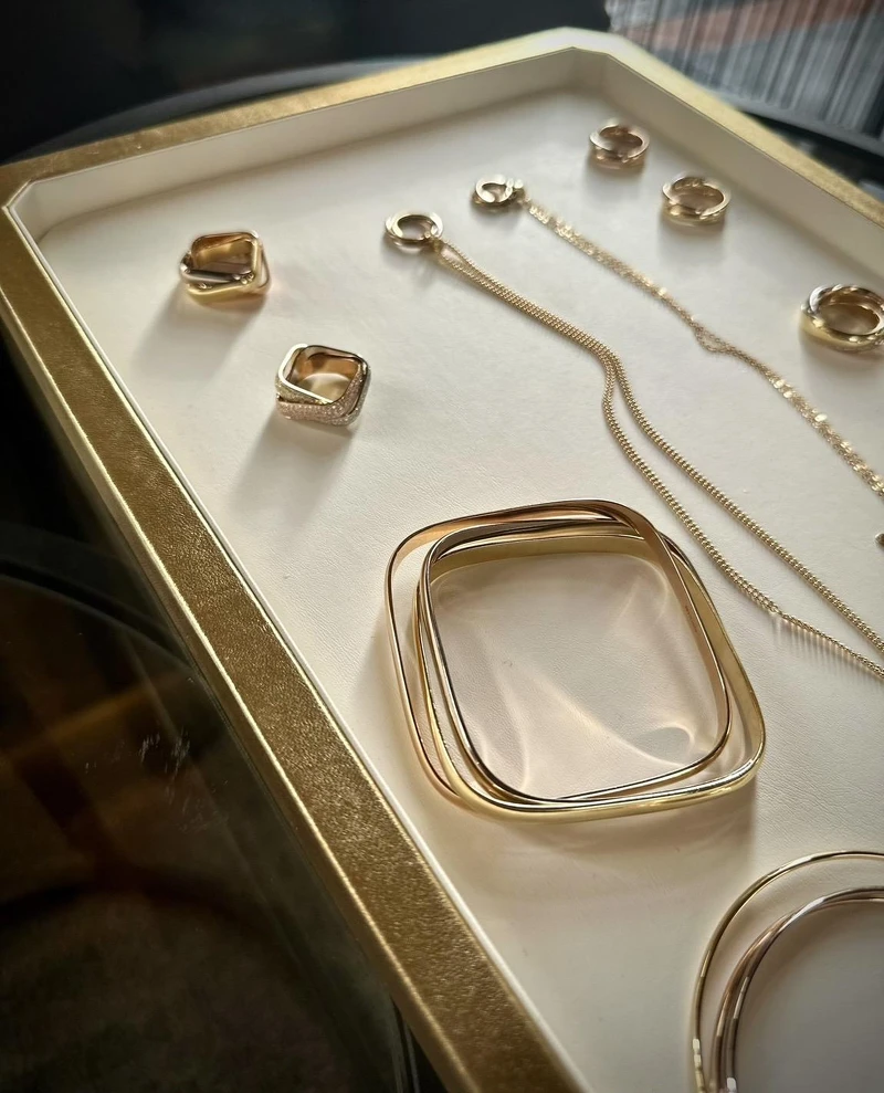 巴黎採訪現場，首次試戴Trinity枕形款完整系列。