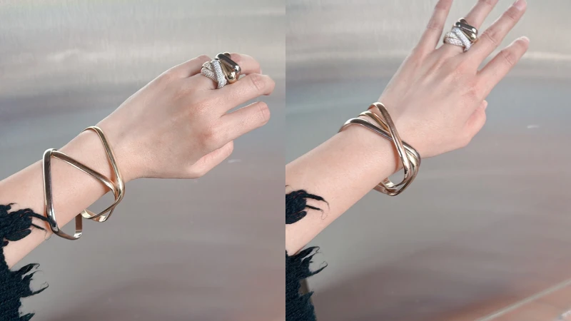 單獨或組合佩戴各有不同態度，寬版的戒指環圈，或是疊戴的 Trinity 手環在手指或手腕間輕盈流動，自由的活動。