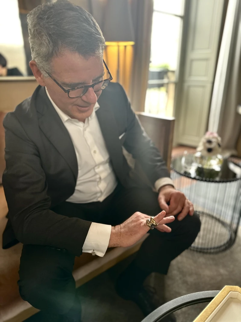 採訪間，Pierre Rainero順手將兩枚Trinity戒指疊戴於小指上，只是當今的他先戴枕形，搭配另一枚經典款，比Jean Cocteau多了一個選擇。