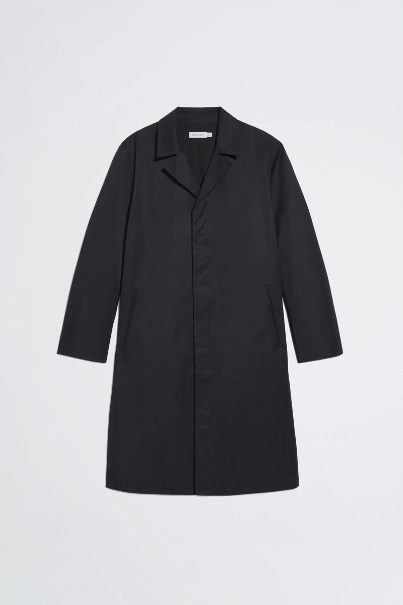 Calvin Klein 造型風衣,NT9,880。 Calvin Klein 造型風衣,NT9,880。