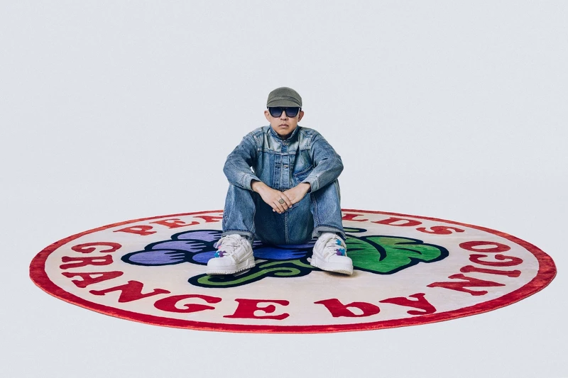 此次 NIGO 也特地為此系列設計了絲綢地毯。 此次 NIGO 也特地為此系列設計了絲綢地毯。