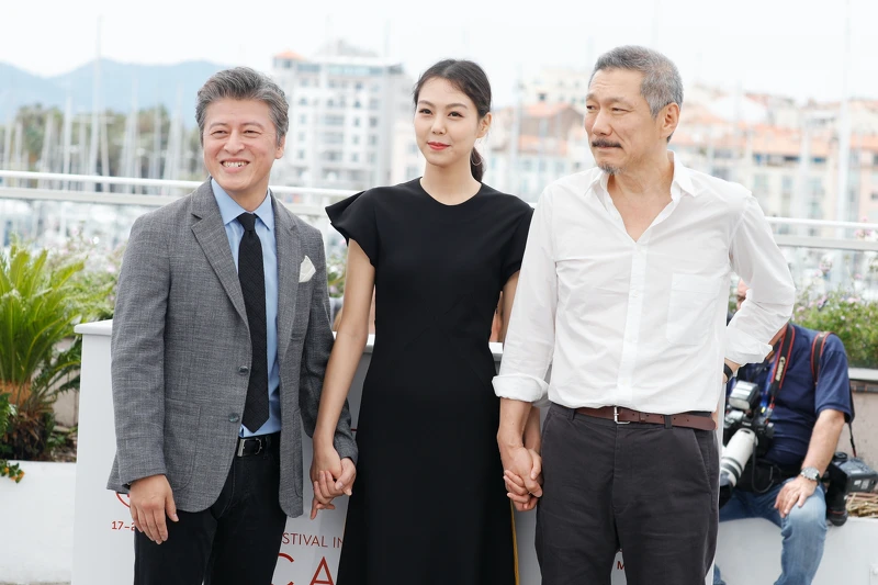 金珉禧(中)與韓國知名導演洪常秀(右)一起出席國際影展(Photo/Gettyimages)。 金珉禧(中)與韓國知名導演洪常秀(右)一起出席國際影展(Photo/Gettyimages)。